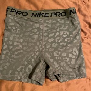 Nike Medium high rise 3in short
